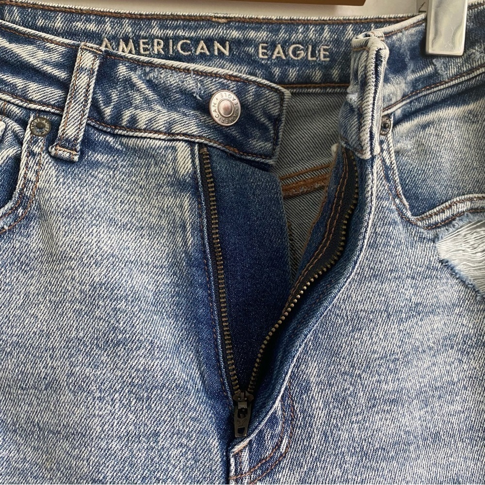 AMERICAN Eagle Stretch Mom Straight Jeans in Light Wash Denim • US 4 - Picture 3 of 14